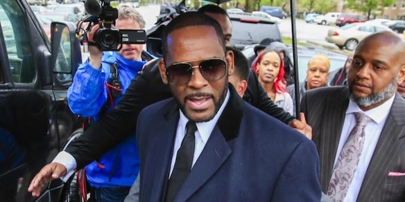 R. Kelly colpevole di abusi e crimini sessuali: rischia l'ergastolo