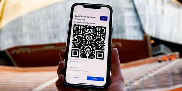 Effetto Green pass: aumentano i tamponi, crollano le vaccinazioni