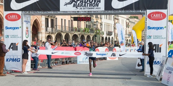 Si perde in aeroporto per un giorno e poi fa il record alla Padova Half Marathon