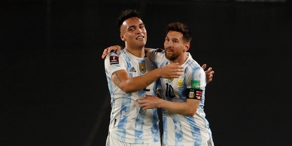 Argentina, Messi e Lautaro mettono ko l'Uruguay. Frena il Brasile