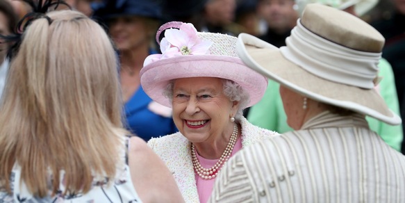 Duro colpo per la Regina Elisabetta: i medici le vietano di bere il Martini