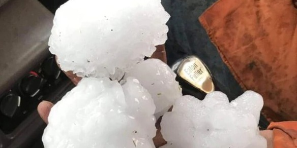Grandinata record in Australia, chicchi grandi come pompelmi: 400 evacuati