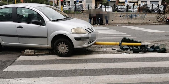Incidente a Roma, perde il controllo dell’auto e butta giù il semaforo