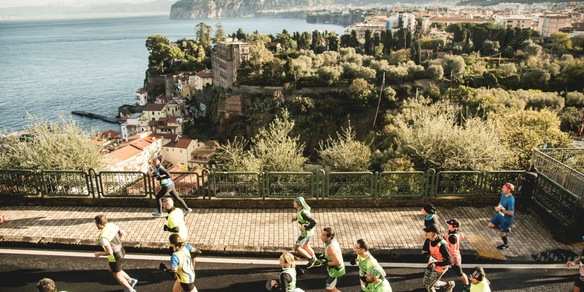 Svelate le medaglie di Sorrento Positano Panoramica e Ultramarathon, un quadro che dà vita alle immagini più belle