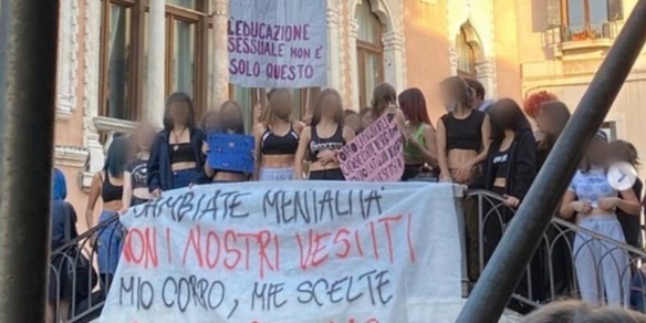Insegnante vieta top alle ragazze: “Distraggono i maschi”