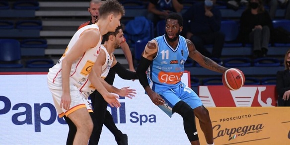 Napoli asfalta una Pesaro in profonda crisi, Trento batte Brindisi