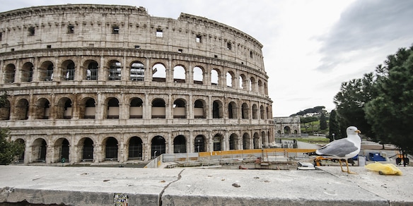 Turisti entrano nel Colosseo chiuso e bevono birra: denuncia e multa