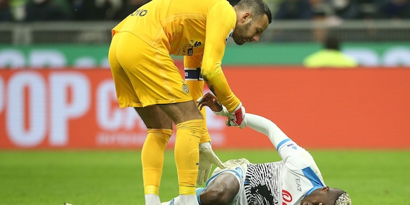 Osimhen, dall'entourage: "Napoli e Nigeria pregano per lui"