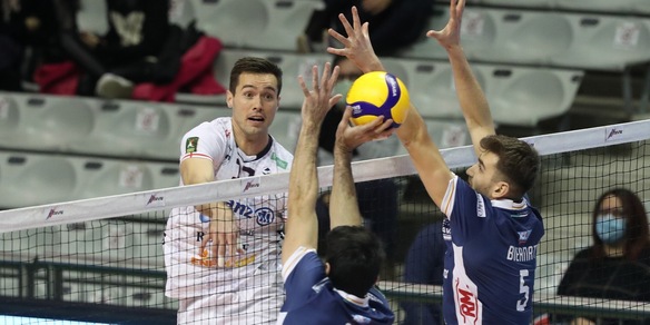 Milano soffre cinque set ma batte Ravenna