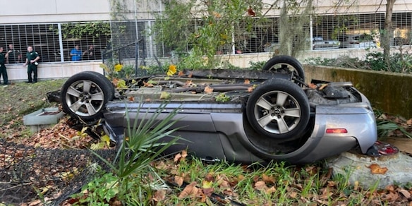 Florida, precipita con l’auto da un parcheggio di otto piani: è vivo