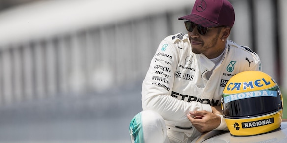 F1, Gp Canada: a Hamilton il casco di Senna