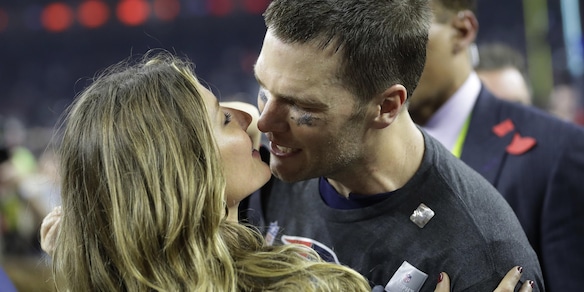 Super Bowl, festa per New England: Brady bacia Gisele