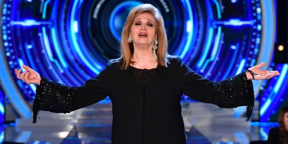 Iva Zanicchi, l'incredibile confessione: "Ho importunato un prete sull'aereo"