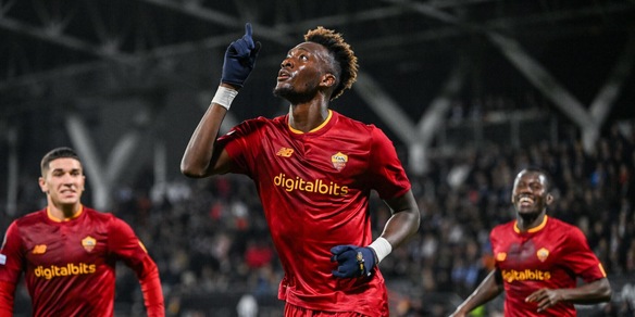 Abraham al settimo cielo, maglia ai tifosi e festa al fischio finale