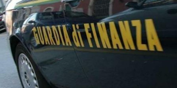 Punta l'auto sbagliata: ladro ruba quella della Guardia di Finanza ma...