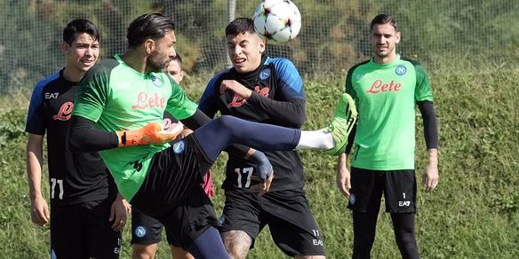Il Napoli si allena: Sirigu di nuovo in gruppo, terapie per Rrahmani