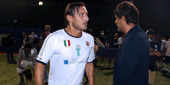 Totti battuto dalla Roma davanti a Noemi: la Supercoppa ai giallorossi