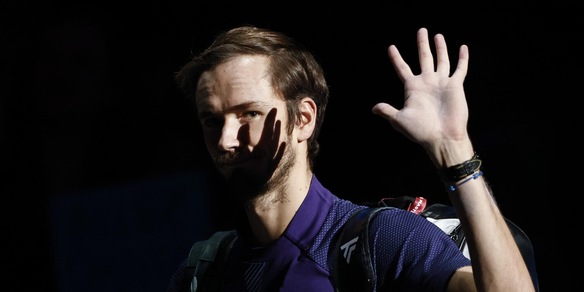 Medvedev "impresentabile": il gesto contro De Minaur dopo la sconfitta