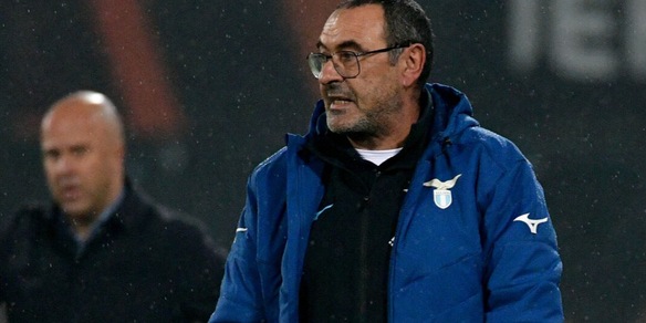 Sarri e la frecciata all'arbitro di Feyenoord-Lazio: "Anche Padre Pio si sarebbe arrabbiato"