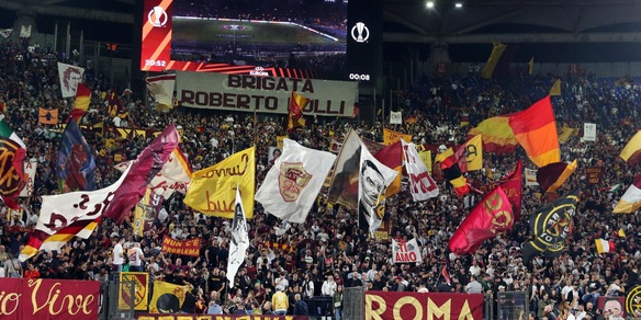 Roma, la Curva Sud sfotte la Lazio: il coro per l'eliminazione dall'Europa League