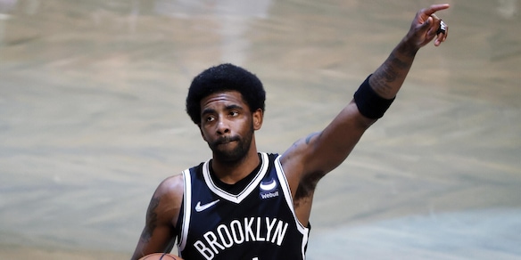 Nba, la Nike 'stoppa' Irving: contratto sospeso e niente scarpe