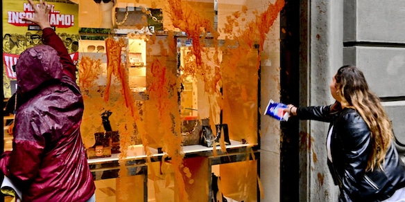 Napoli, salsa di pomodoro contro le vetrine di Gucci, Prada, Louis Vuitton