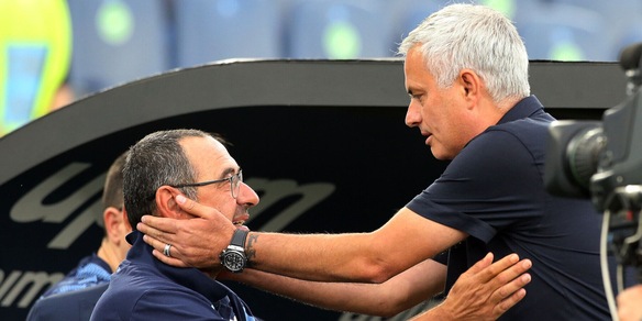 Derby, ci siamo: le formazioni di Roma-Lazio. Le scelte e i dubbi di Mourinho e Sarri