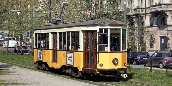 Quattordicenne muore travolto dal tram: stava andando in bici a scuola