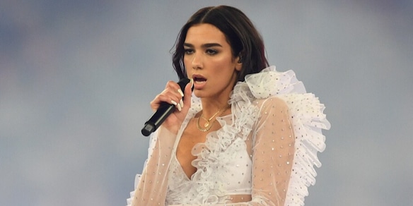 Dua Lipa non canterà ai Mondiali 2022: il duro attacco al Qatar