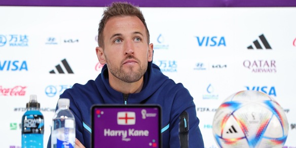 "I capitani con la fascia One Love saranno ammoniti". Scontro Fifa-Nazionali