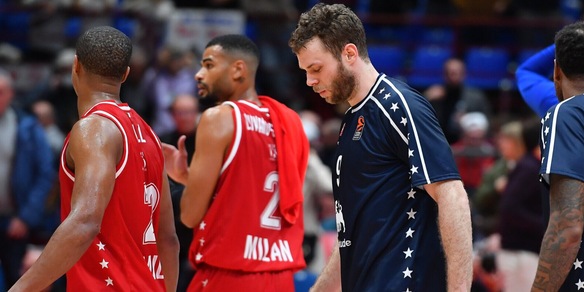 Eurolega, Olimpia è crisi: ko con l'Efes, fischi al Forum