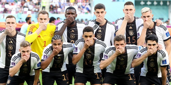 Germania, giocatori con la mano davanti alla bocca per protesta