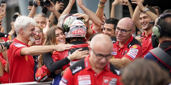 Ducati festeggia i titoli: ai dipendenti maschere Dall'Igna e Domenicali