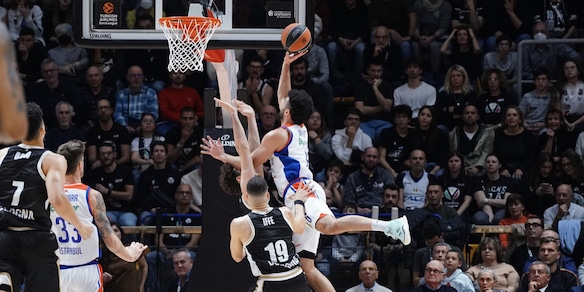 Eurolega, Virtus Bologna ancora ko: Efes corsara al PalaDozza