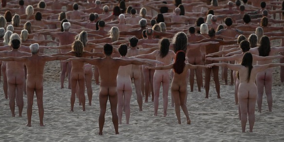 Australia, 2.500 persone nude in spiaggia: il motivo è serio