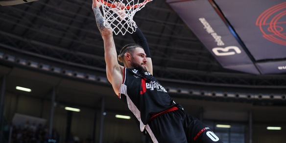 Basket, V Nere sull'ottovolante. Vincono anche Milano, Tortona e Varese