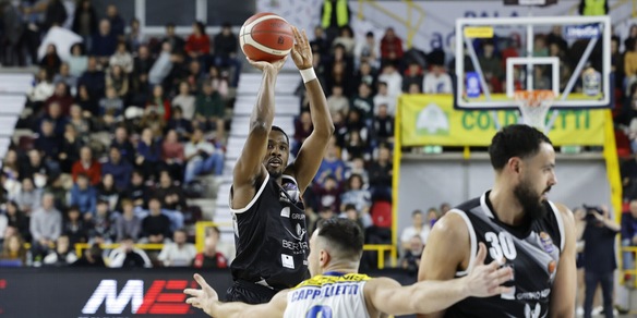 Basket, Tortona straripante a Verona: Olimpia agganciata al secondo posto