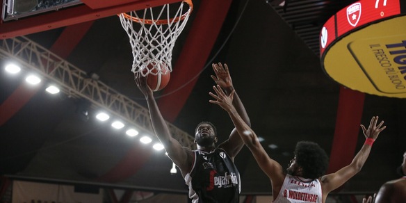 Basket, Virtus Bologna che brividi a Varese, ma resta a punteggio pieno