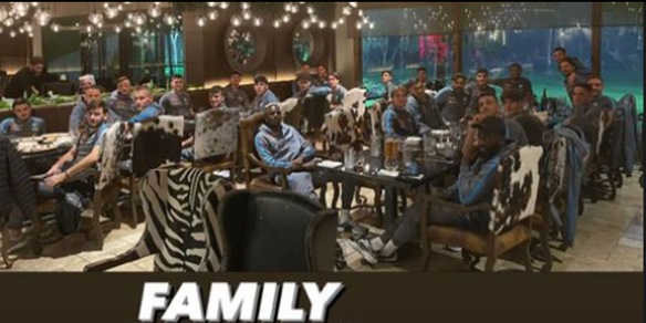 Di Lorenzo e la foto di gruppo del Napoli in Turchia