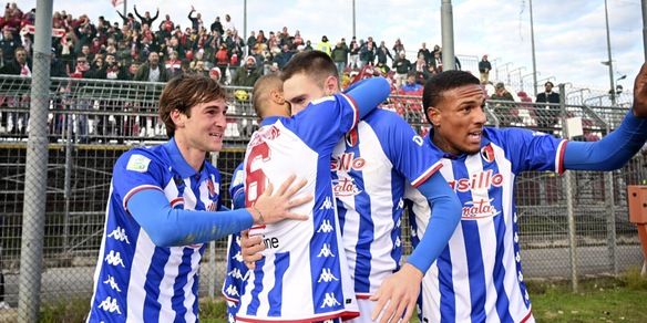 Il Frosinone batte la Reggina e vola. Bari: colpo esterno. Spal: pari De Rossi. Cannavaro ok col Benevento