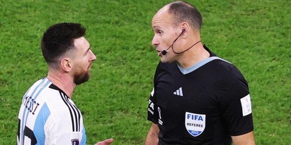 Messi, furia contro l'arbitro: "Assurdo che sia qui". Poi attacca Van Gaal