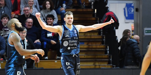 Basket, scivolone Tortona: passa Sassari. Salgono Venezia e Napoli