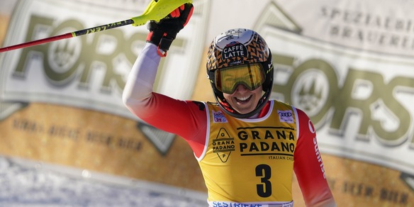 Sci, Coppa del Mondo: Holdener vince lo slalom a Sestriere