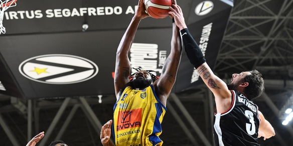 Basket, crisi Virtus Bologna: passa Scafati e l'Olimpia aggancia la vetta