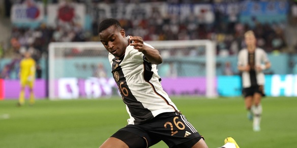 L'ardua scelta di Moukoko: tra la richiesta choc di rinnovo e lo scatto del Chelsea