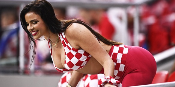 Ivana Knoll: così la sexy tifosa pronostica chi vincerà tra Croazia e Argentina