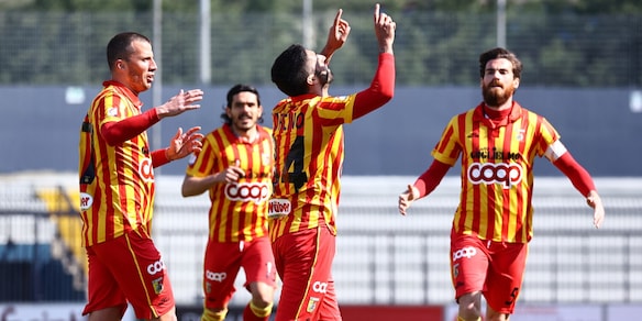 Serie C, il Catanzaro a valanga sul Potenza (6-1). Ok Crotone, male il Pescara