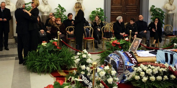 Sinisa Mihajlovic, l’ultimo commosso abbraccio tra camera ardente e funerali