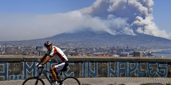Napoli, fiamme attorno al Vesuvio: impressionante nube di fumo