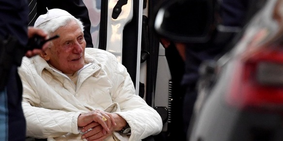 Debole e magro, le ultime foto di Joseph Ratzinger sono impressionanti: Benedetto XVI ha perso anche la voce